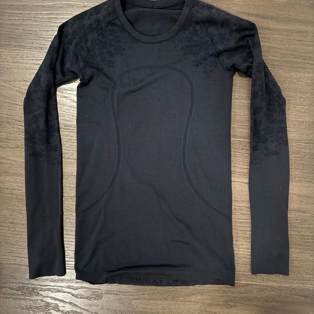 Lululemon long sleeve swiftly size 6 navy with flower detail Shirt